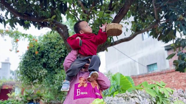 孙子出生两年，奶奶在家带娃，这一幕让人暖心！