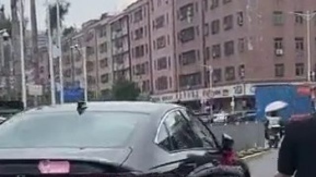 刚提的新车就这样开了一路好一对卧龙凤雏男的开车，女的副驾驶