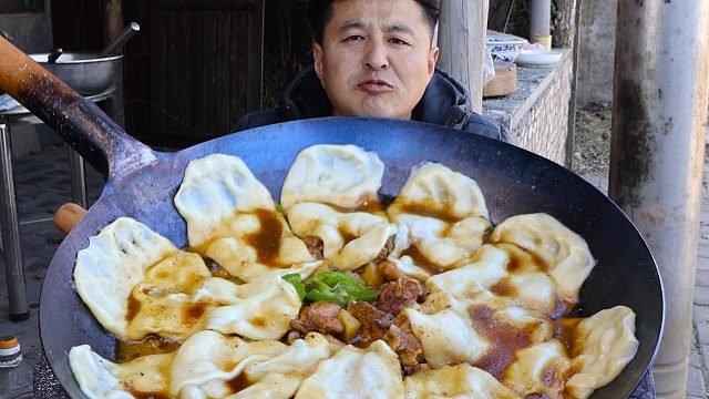 天冷了买一只老母鸡，做个柴火“地锅鸡”，热气腾腾，太过瘾了