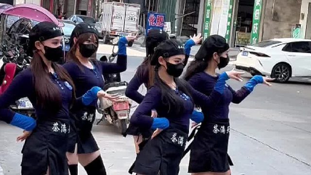 奶茶妹妹的视频原来是这样拍的，好多人围观啊