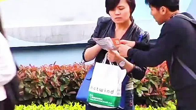 问路的人变成另外一个人，路人会有什么反应