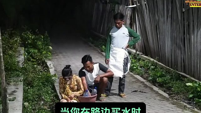 当你在路边买水时，发现对方长得非常可爱，你会有什么反应呢？