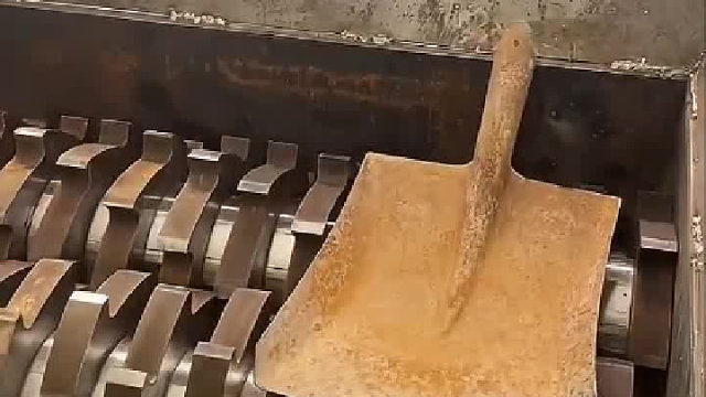 仔细看，超牛撕碎机，超牛的铁锹。