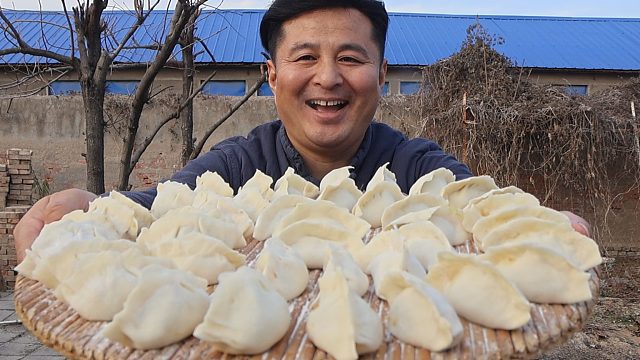 冬天里一盘热腾腾的水饺，猪肉白菜馅，纯手工包制，吃在嘴暖在心