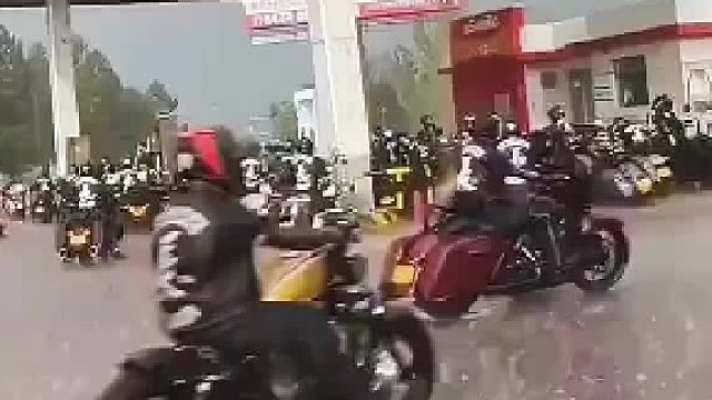 看起来有点像六大门派围攻光明顶那味了！