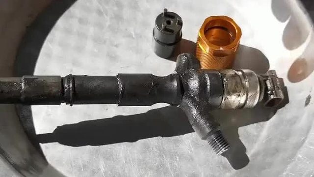 巴铁师傅维修卡车喷油嘴