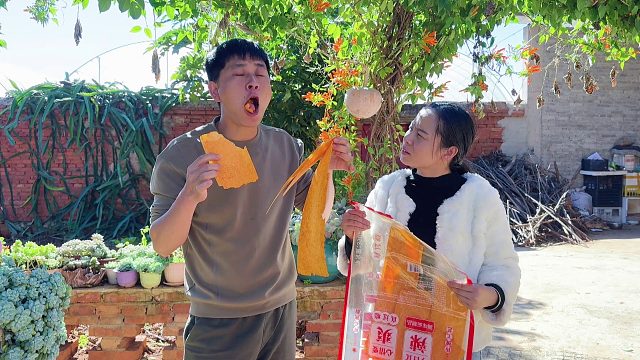 老公嘴馋想吃辣条，媳妇偷偷满足他，过程让人哭笑不得