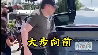 馬斯克出行不乘坐勞斯萊斯也不乘坐賓利，而是乘坐自己的特斯拉