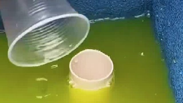 男人想给水池排水，想尽了各种办法