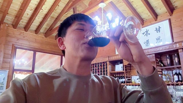 小伙参观家乡企业，公司老总亲自接待，直接畅饮一杯