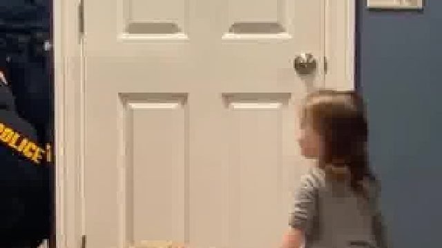 女儿不让爸爸上班去原来是因为这个