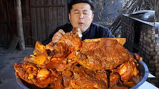 醬大骨啃起來(lái)，醬香濃郁，大口吃肉，大口喝酒，過(guò)癮了