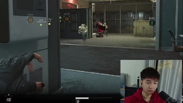 正搜的开心呢，还以为是队友，一看没队标这对吗？