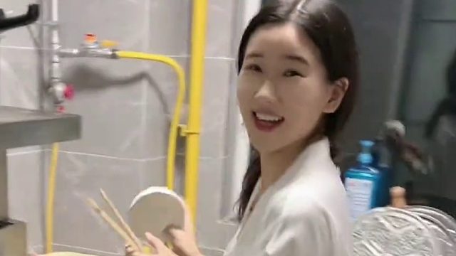 一无所有的时候你陪我不离不弃，现在有了孩子，不管多晚依然会等我回家，有妻如此，夫复何求？