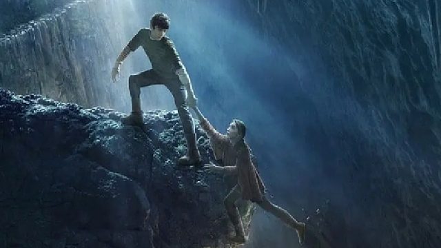 人类躲到地下生活了200年，后代却忘了地表才是人类的世界