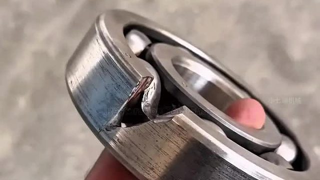 破损的拖拉机轴承被巴铁师傅修复如初，基本看不出维修的痕迹