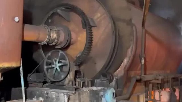 巴铁师傅从废弃轮胎中提炼重油全过程