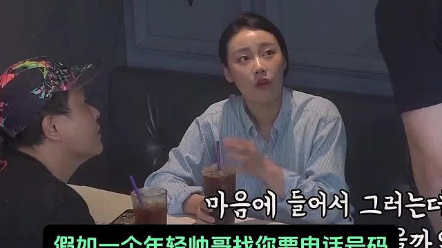 假如一个年轻帅哥找你要电话号码，却被你的朋友当面直接拒绝，你会有什么反应呢？