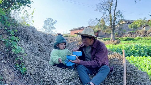 爸爸下地干活，2岁儿子去送饭，做法出人意料