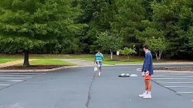 挑战把球踢进桶里！成功概率极低！