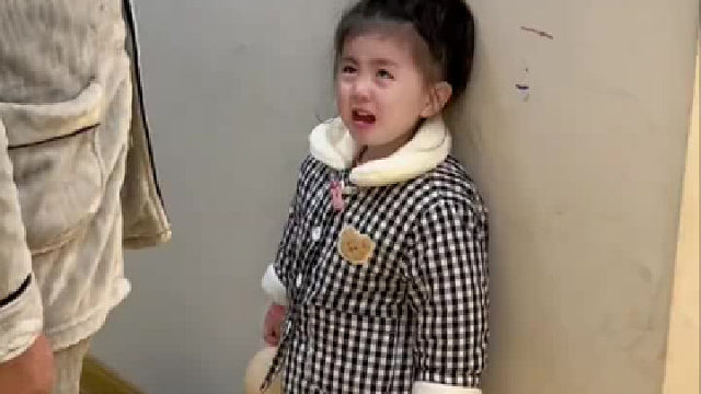 犯错还撒娇 老父亲哪能扛得住哦