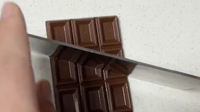 爸爸偷吃了女儿一块巧克力，这样做她应该就不会发现了
