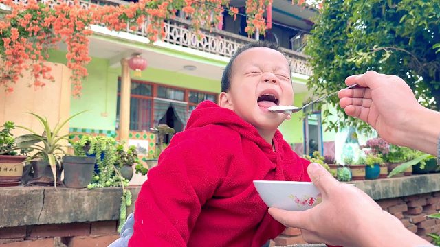 二胎出生两年半，爸爸给儿子喂饭，宝宝表现出乎意料