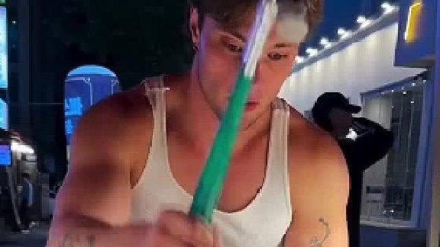 韩国街头最火的敲钉子游戏