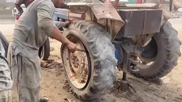 维修拖拉机轮胎全过程