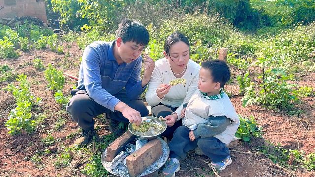 一家三口下地干活，中午不回家吃饭，看看在地里吃的啥？