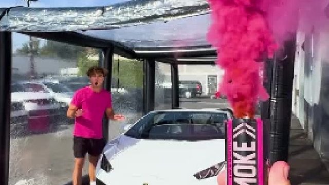 红色烟雾VS兰博基尼，结果损失高达百万..