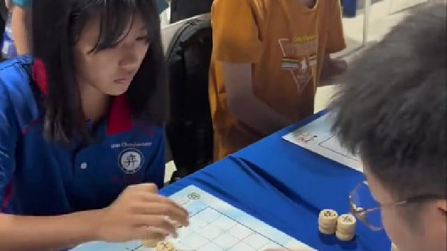 两大学生象棋对战，快到看不清楚