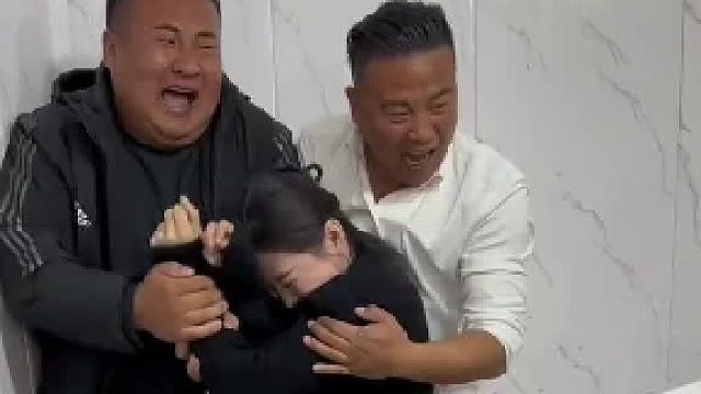 尖叫鸡蒙眼挑战之卷毛历险记！