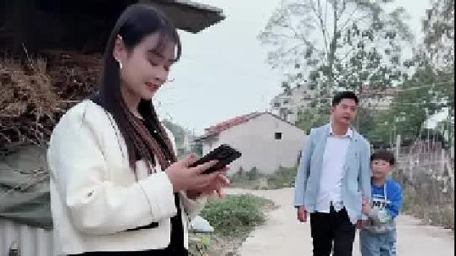 孩子从两岁起就跟着后妈，后面被爷爷奶奶接回去了，今天偶遇舍不得分开