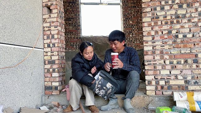 老公干苦力养家，媳妇心疼坏了，做法让人暖心！