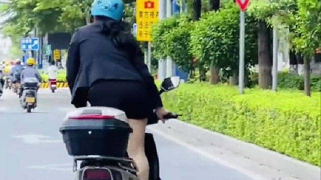 第一次见女的这样……我还以为只有精神小伙喜欢这样开车？