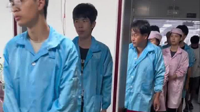 每天吃着厂里免费的饭菜 一天上班11小时  拿着7500的工资 一个月有四天休息