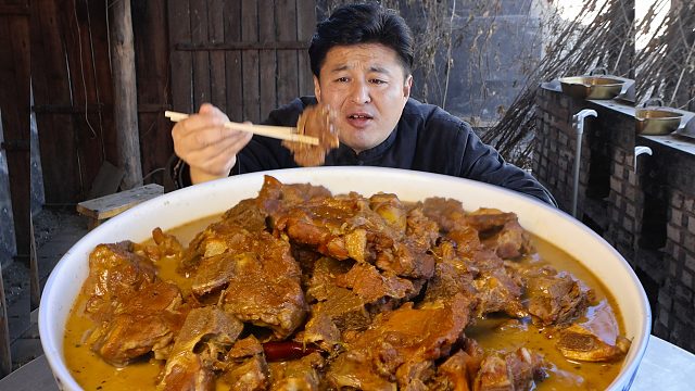 儿子又馋肉了，给他炖一锅梅花骨，肉筋相连，汤汁拌米饭超香