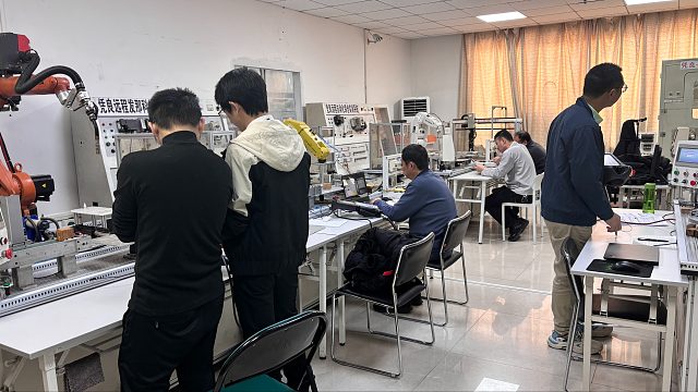 机器人编程培训/机器人仿真软件/发那科机器人编程/工业机器人培训/机器人示教器