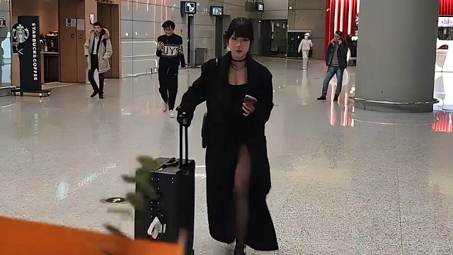 尖勾传媒001号主播终于露脸，看到真人第一眼，AJ都麻了