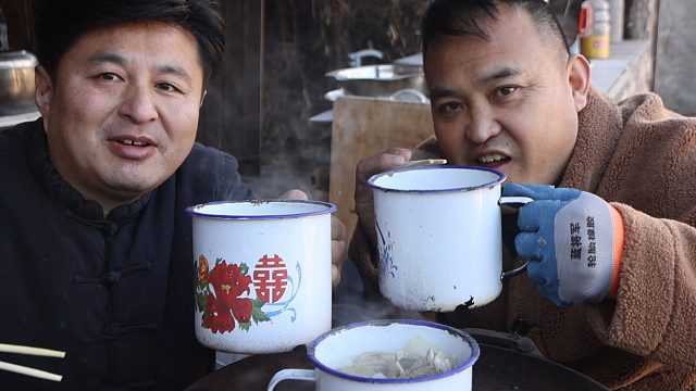 买扇羊排，和兄弟吃个新疆特色缸子肉，吃肉带喝汤，暖心又暖胃