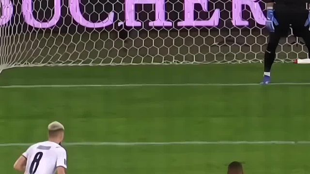 足球赛场那些极具艺术的高智商点球瞬间，真的是艺高人胆大