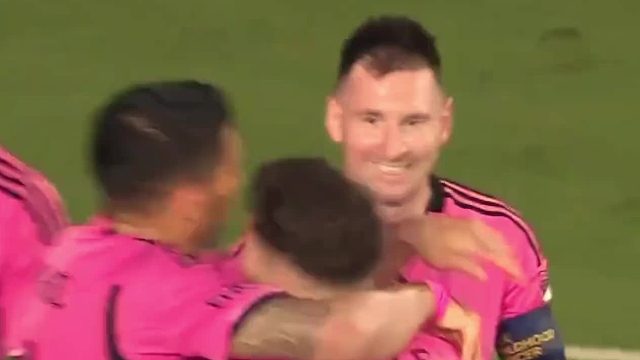 状态依旧火热！37岁的梅西 伤愈复出半场4分钟两球上演梅开二度 迈阿密国际3比1费城联合