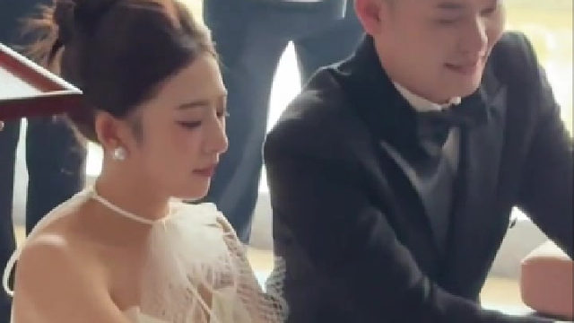 话出一半发现收不回来了，偷瞄公婆一眼[大笑]