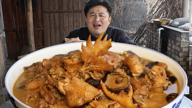 香菇炖鸡地道的家常做法，来一口唇齿留香，拌米饭那是嘎嘎好吃