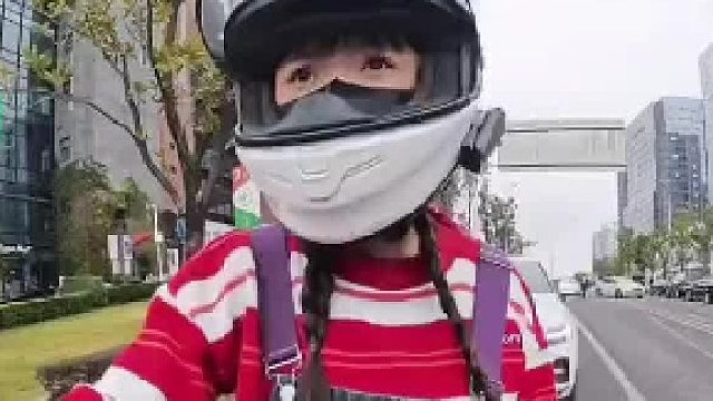 女骑手正在等红灯 后车男子准备右转疯狂催促 下一秒交警及时出现