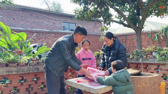 意外收到一个包裹，全家人围着看，惊喜来得太突然