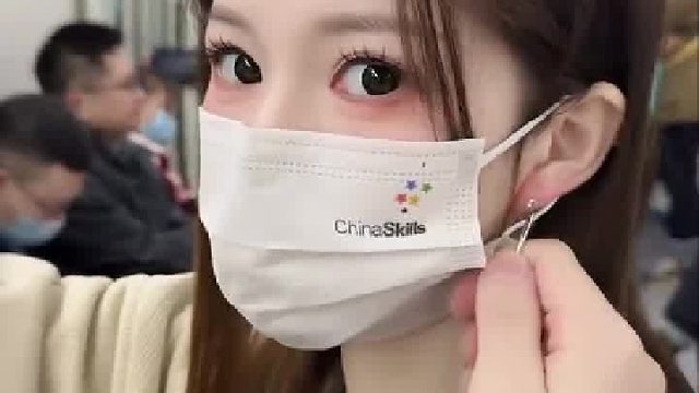 你们坐地铁抓扶手，我抓耳环。