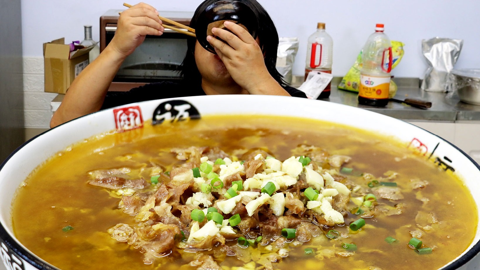 香菇炖鸡地道的家常做法，来一口唇齿留香，拌米饭那是嘎嘎好吃