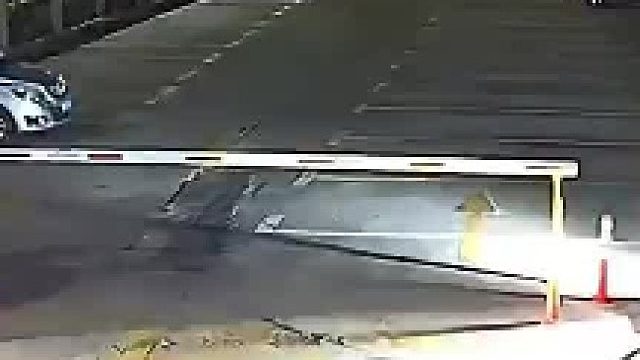 为了逃停车费，你俩配合的挺好啊